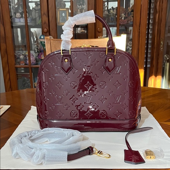 Source Unknown Patent Leather Burgundy Crossbody Satchel Handbag - Picture 1 of 8
